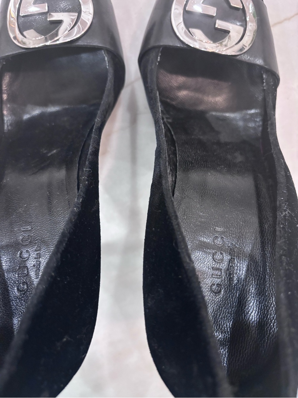 Gucci Black Velvet Punps w/Silver Interlocking G Logo w Leather Trim & Round Toe - Picture 6 of 9